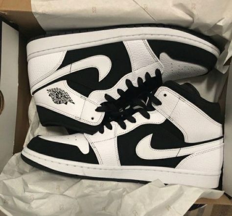 White Nike Shoes Men, Nike High Tops Women, Black And White Jordan Ones, Jordan Twist, White Nike High Tops, Black And White Nike Shoes, Shoes Sneakers High Tops, Rick Owens Shoes, Gucci Balenciaga