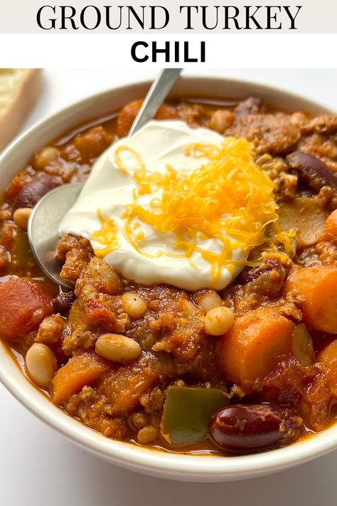 It’s chilly outside, but this easy turkey white bean pumpkin chili will warm you up! This ground turkey chili recipe is made with fresh ingredients and has a subtle pumpkin flavor that’ll answer to all your fall cravings. Follow for more fall recipes! Ultimate Chili Recipe, Chili Side Dishes, Ground Turkey Chili Recipe, Garlic Turkey, Ground Turkey Chili, Pumpkin Chili Recipe, Easy Fall Dinners, Turkey Chili Recipe, White Bean Chili