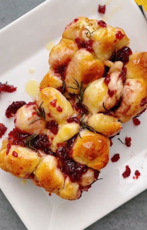 Cranberry Rosemary Brie Pull Apart Pastry- Holiday Appetizer - Kelsey's Food Reviews Thanksgiving Dish, Baked Brie Recipes, Brie Appetizer, Cranberry Brie, Brie Bites, Brie Recipes, Holiday Appetizer, Pull Apart Bread, Appetizer Bites