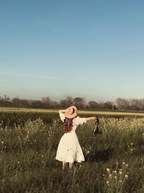 Just a girl frolicking in a meadow to her hearts delight 🌿 Meredith Aesthetic Core, Girl In Meadow Aesthetic, Charlotte Core Aesthetic, Prarie Core Aesthetic, Meredith Core, Cottagecore Girl Aesthetic, Aubrey Core, Lucy Core, Prairie Aesthetic