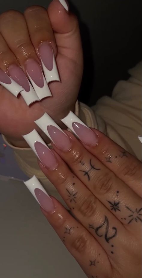 Medium Basic Acrylic Nails, Baddie Nails Gel Designs, Aesthetic Medium Nails, Medium Long French Tip Nails, Baddie French Tip Acrylic Nails, Xl Nail Ideas, Medium Long Nails Ideas, Medium Long Acrylic Nails, Nail Ideas Basic