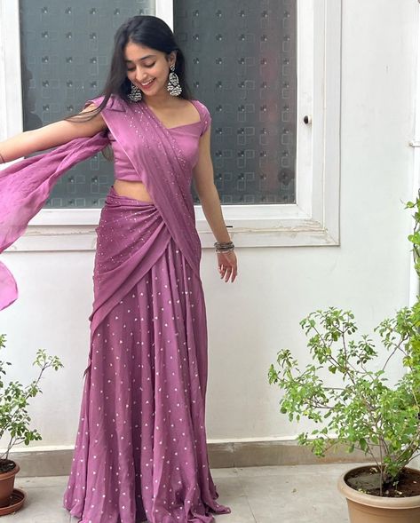 Pink And White Half Saree, Outfit From Saree Scratch, Simple Sarees Classy, Modern Half Saree, Davani Half Saree Kerala, Saree From Scratch, Simple Half Saree, Half Saree Ideas, White Half Saree