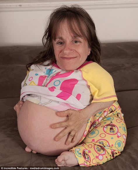 Tragedy: The world's smallest mother Stacey Herald, pictured while pregnant with her third child, has died at the age of 44 Pregnant Belly Huge, Pregnant Animals, Pregnant Pictures, Pregnant People, Maltipoo Puppies, Pregnant Princess, Human Oddities, Third Child, Earth Mama