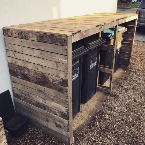 Pallet Garbage Storage, Diy Pallet Shed Outdoor Storage, Pallet Trash Can Cover, Trash Can Storage Outdoor Pallets, Pallet Trash Can Holder Outdoor, Pallet Outdoor Storage, Bin Storage Ideas Outdoor, Daycare Building, Outdoor Garbage Storage