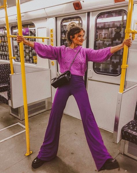 Purple Flare Pants Outfit, Colorful Spring Fashion, Colorful Pants Outfit, Purple Outfit Ideas, Purple Pants Outfit, Mode Monochrome, Mode Prints, Purple Outfit, Purple Pants