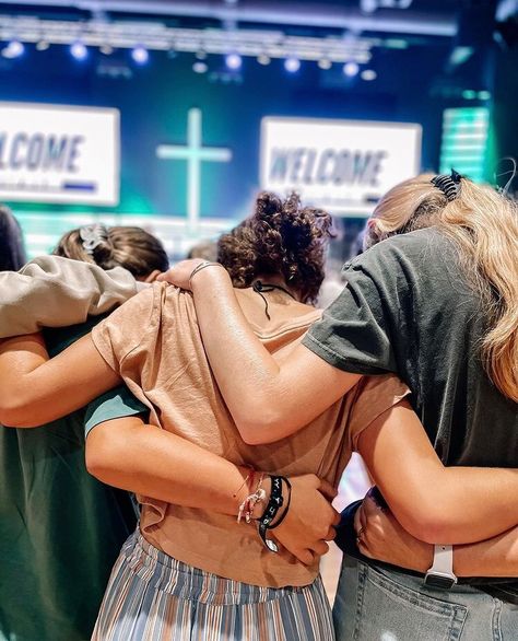 fortnite? #prayer #prayercircle #praying #youthgroup Friends That Pray Together, Friends Worship Together, Praying Over Someone, Friends Praying Together, Godly Friendship Aesthetic, Praying Circle, Praying Friends, Forest Frank, Praying Images