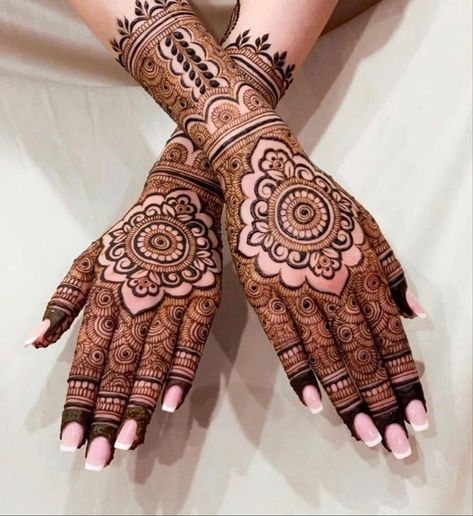 Bridal Henna Designs Mid Arm, Back Hand Mehndi Bridal, Mehendi Designs For Hands Indian, Bold Henna Designs, Bridal Mehndi Designs Back Hands Brides, Siders Mehendi, Mehendi Designs For Back Hands, Nikkah Henna, Intricate Mehndi Designs