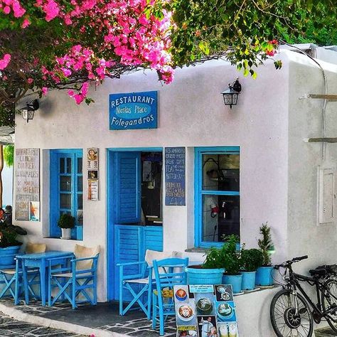 Tavern in Folegandros island, Cyclades, Greece Greek Taverna, Greek Cafe, Apopa, Greek Buildings, Grecia Santorini, Greek Garden, Mediterranean Interior Design, Greek Decor, Greek Restaurant