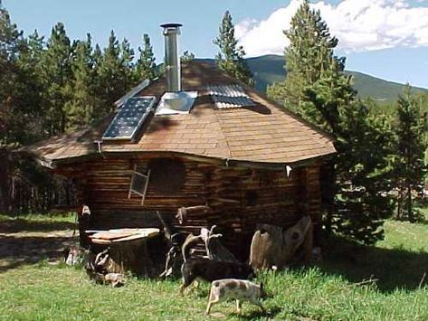 Cabin with Solar Panel, power up the home with a system that costs less than a thousand dollars. Cheap Log Cabins, Solar Power Kits, Solar Panel Technology, Solar Power Diy, Monocrystalline Solar Panels, Solar Panels For Home, Best Solar Panels, Photovoltaic Panels, Solar Panel Kits