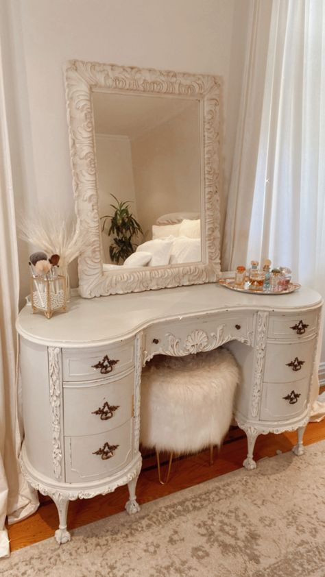 Makeup vanity antique furniture Dressing Table Ideas Antique, Vintage Makeup Table Aesthetic, Coquette Vanity Table, Shabby Chic Vanity Ideas, French Makeup Vanity, Vintage Mirror Vanity, Vintage White Vanity, Cottage Makeup Vanity, Bohemian Vanity Ideas