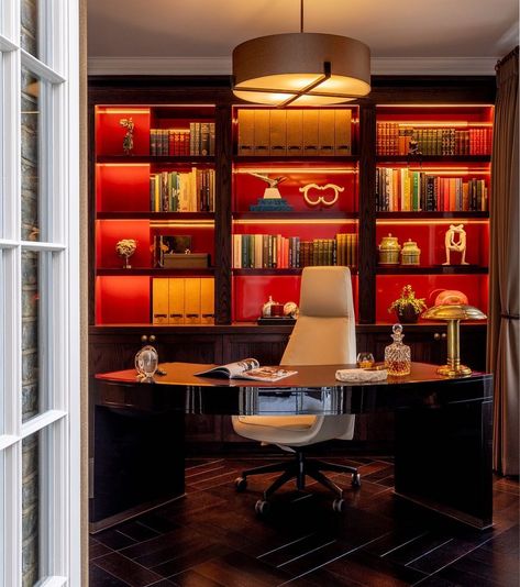 Red And Gold Office Decor Ideas, Red Office Interior Design, Red Office Aesthetic, Dark Red Office, High Gloss Bookcase, Red Home Office, Red Library, Bookshelf Styling Living Room, Dads Office