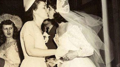 El amor lésbico en 16 fotografías antiguas - culturacolectiva.com Vintage Lesbian, Lgbt History, Woman Loving Woman, Maria Callas, Lesbian Art, Lgbt Love, Tilda Swinton, Lesbian Wedding, Gay Wedding