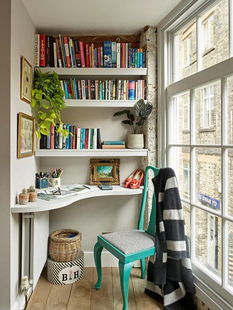 Tiny Apartment Book Storage, Corner Office Aesthetic, Tiny Flat Design, Reading Office Room, Tiny House Color Scheme Interiors, Corner Office Nook, Book Nook Small Spaces, Tiny Interior Design, Tiny Study Room