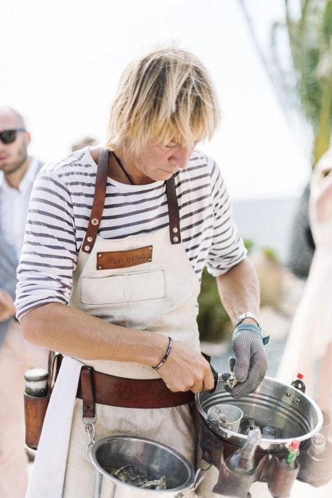 Oyster Shucker At Wedding, Oyster Shucker Wedding, Wedding Oyster Bar, Boho Wedding Decor Ideas, Wedding Cake Nature, Oyster Shucker, Oyster Shucking, Wedding Dogs, Summer People