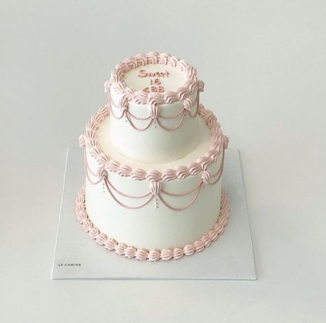 Mini Tiered Cakes Birthday, Vintage Cake Two Tier, Simple Vintage Cake Designs, Vintage Two Tier Cake, Simple Two Tier Cake, Two Tier Vintage Cake, Victorian Cake Design, Simple Princess Cake, Victorian Cake