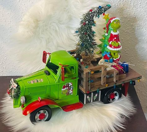 Grinch Truck, Diy Grinch, Grinch Tree, Grinch Wreath, Grinch Trees, Grinch Decorations, Grinch Christmas Decorations, Christmas Craft Projects, Christmas Projects Diy