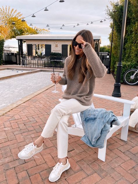 Santa Barbara Outfit, Transitional Outfits, Black Crop Tee, Cropped White Tee, Winter To Spring, Jenni Kayne, White Pants, Spring Summer Outfits, Santa Barbara