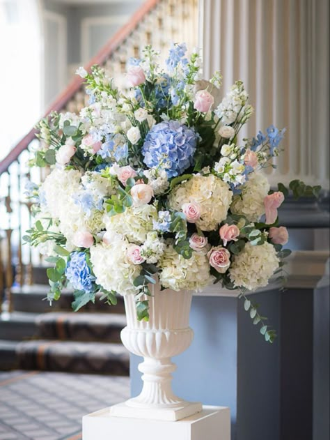 Centerpieces Wedding White, Pink Hydrangea Wedding, Blue Flower Arrangements, Blue Hydrangea Wedding, Styling Flowers, White Flower Arrangements, Large Flower Arrangements, Church Flower Arrangements, Hydrangeas Wedding