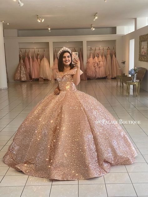 Lentejuelabrillo y terciopeloVestido de quinceañera tipo bustier con aplicaciones de encaje de la mas alta calidady adornada con pedreria de cristalesEnvios a todo Mexico y Estados UnidosWhatsapp 449 397 9624 Sequin Quinceanera Dress, Xv Aesthetic, Quinceanera Dresses Sparkly, Rose Gold Quince Dress, Gold Quince Dress, Xv Dresses, Engagement Gown, Quinceanera Themes Dresses, Quinceanera Photoshoot