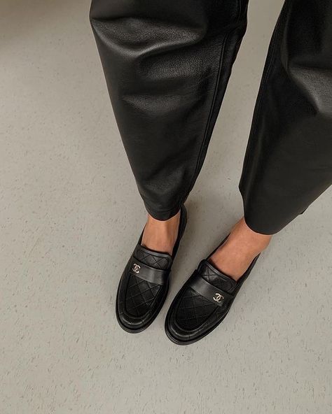 Chanel Loafers Outfit, Loafer Mules Outfit, Mule Outfit, Shoo Shoo, Chanel Loafers, Prada Loafers, Birkenstock Outfit, Loafers Outfit, How To Wear A Scarf