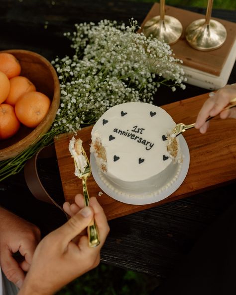 One year of many for the Kirkpatricks 🤍 - couple: @madallynp_kirkpatrick + @kirkpatrickneal cake: @dooziedoezky #1year #1yearanniversary #anniversary #anniversarycake #anniversaryphotoshoot #anniversaryphotos #couplesphotographysession #coupleshoot #couplesphotography #couplesphotographysession #kyphotographer #kentuckyphotographer #dcpresets First Anniversary Photo Ideas, First Anniversary Photoshoot, 1 Year Anniversary Party Ideas, 1 Year Marriage Anniversary Photo Shoots, Anniversary Pictures Couples 1 Year, 1 Year Anniversary Pictures, Couple Cake Photoshoot, Anniversary Cake Photoshoot, One Year Anniversary Photos