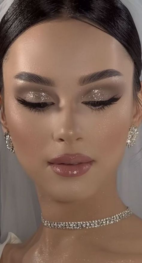 Formal Inspo Makeup, Dreamy Look Makeup, Quince Makeup Glitter, Makeup Ideas Champagne, Trend Makeup 2024, Bridal Makeup Dramatic, Prom Makeup Glitter, Light Smokey Eye Makeup, Makeup For Blue Dress