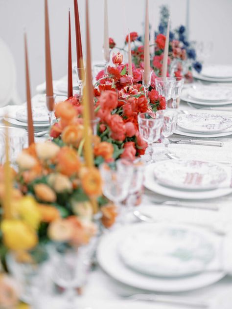 Rainbow tables ⎸ floral design ⎹ floral arrangement ⎸ colorblocks ⎸ wedding inspiration ⎸ wedding ideas ⎹ floralcentierpieces ⎸ tableware ⎸ tablestylist ⎹ linen ⎸ art de la table ⎹ madame wedding design ⎹ Event & wedding planner Color Block Flower Arrangements, Colorblock Wedding, Color Block Wedding, Colorful Tablescapes, Round Wedding Tables, Linen Art, Round Table Decor, Bridal Party Bouquets, Ombre Wedding