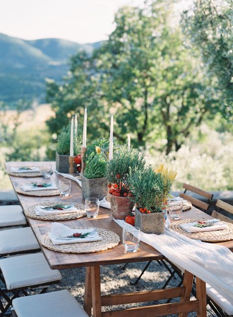 Pizza Party Rehearsal Dinner in Tuscany | Anna Gianfrate Photography Tuscany Rehearsal Dinner, Tuscan Rehearsal Dinner, Chic Pizza Party, Rehearsal Dinner Pizza Party, Pizza Rehearsal Dinner Ideas, Pizza At Wedding, Pizza Party Table Setting, Pizza Party Wedding, Pizza Party Rehearsal Dinner