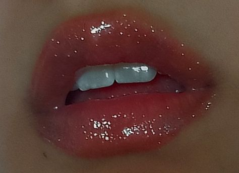 Sparkly Glossy Lips, Lip Makeup Glossy, Sparkly Pink Lip Gloss, Silver Sparkle Makeup, Glitter Lips Aesthetic, Prom Lipstick, Dark Lipgloss, Elissabat Icon, Prom Makeup Lips