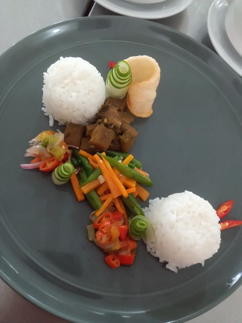 Rice Toppings Ideas, Plating Ideas Main Course, Plating Nasi, Plating Food Presentation, Gastronomic Food, Gourmet Food Plating, Plating Food, Art Of Plating, Plating Ideas