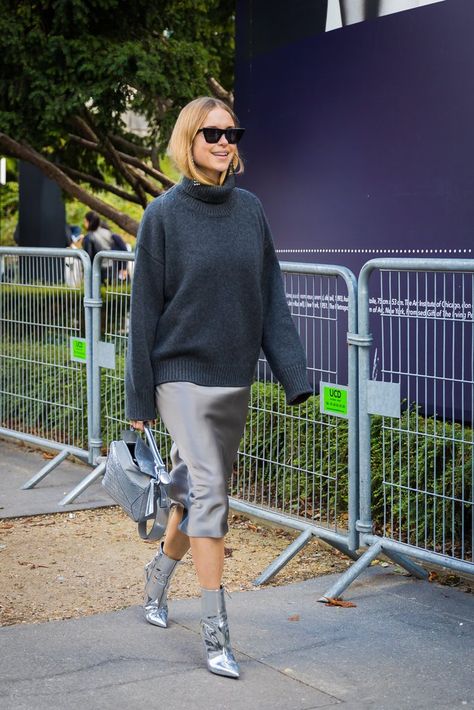 Metallic Boots Metallic Boots Outfit Street Style, Silver Cowboy Boots Outfit Street Style, Silver Boots Outfit, Metallic Boots Outfit, Grey Boots Outfit, Metallic Shoes Outfit, Look Working Girl, Pregnant Outfit, Pernille Teisbaek