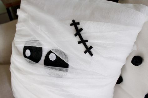 Mummy Pillow, Halloween Decor Diy, Halloween Mantel, White Pillow Covers, Hello Hello, Halloween Projects, Cheese Cloth, Black Felt, Diy Halloween Decorations