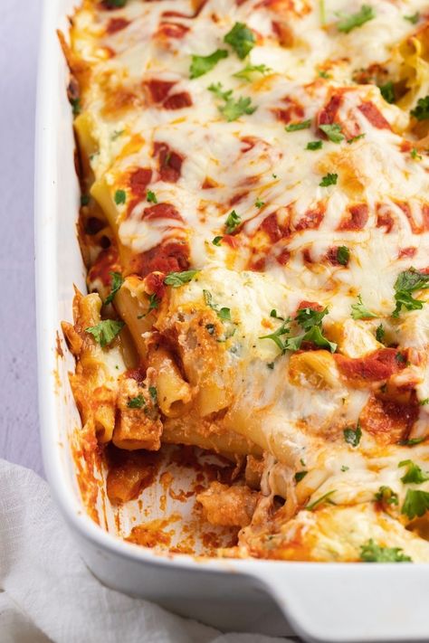 Meatless Baked Ziti (+ Easy Dinner Idea) - Insanely Good Meatless Baked Ziti, Baked Ziti With Ricotta, Easy Baked Ziti, Ziti Recipe, Ziti Recipes, Baked Ziti Recipe, Pasta Sauce Homemade, Meatless Dinner, Baked Ziti