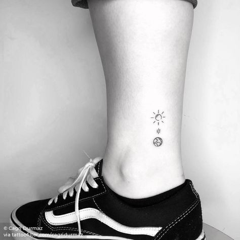 Sun and earth tattoo on the ankle. Earth Tattoos, Chevron Tattoo, Tattoo Sonne, Cousin Tattoos, Instagram Minimalist, Earth Tattoo, Planet Tattoos, Sun And Earth, Tattoos Geometric