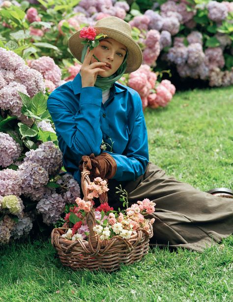 The Secret Garden - Jean Campbell  by Bruce Weber for Vogue UK December 2017 Secret Garden Photoshoot, Garden Photoshoot, Gray Gardens, Dna Model, Bruce Weber, Gardening Hat, Cafe Society, Parisian Women, Color Combinations For Clothes