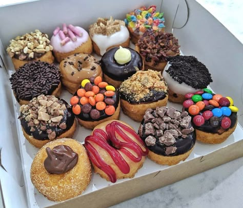 Fancy Donuts, Donuts Gourmet, Doughnut Recipe Easy, Donuts Donuts, Dessert Presentation, Junk Food Snacks, Recipes Appetizers And Snacks, Delicious Donuts, Fancy Desserts