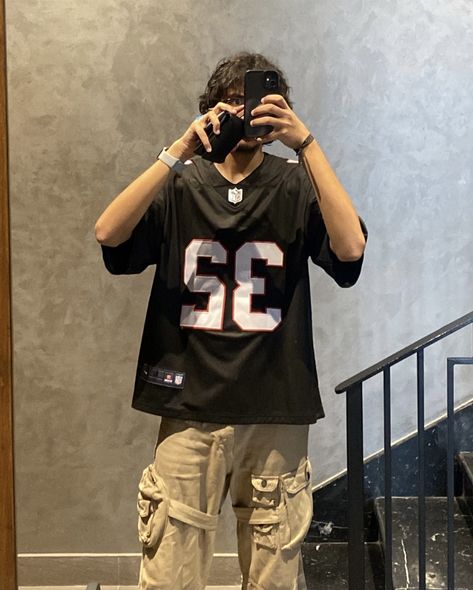 falcons shirt & beige cargos Nfl Jersey Outfit, Beige Cargos, Jersey Streetwear, Streetwear Fits, Nfl Outfits, Nfl Jersey, Jersey Outfit, Mens Outfit Inspiration, Nfl