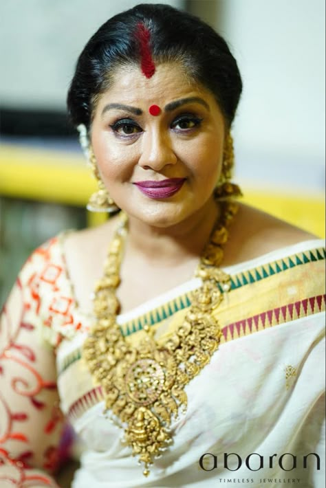 Natya Mayuri Sudha Chandran looks graceful celebrating Onam adorning jewels from Abaran. Sudha Chandran, Surbhi Chandna, Beautiful Neck, Glow Face, It Movie, Grace Beauty, Movie Cast, Hot Women Dress, It Movie Cast