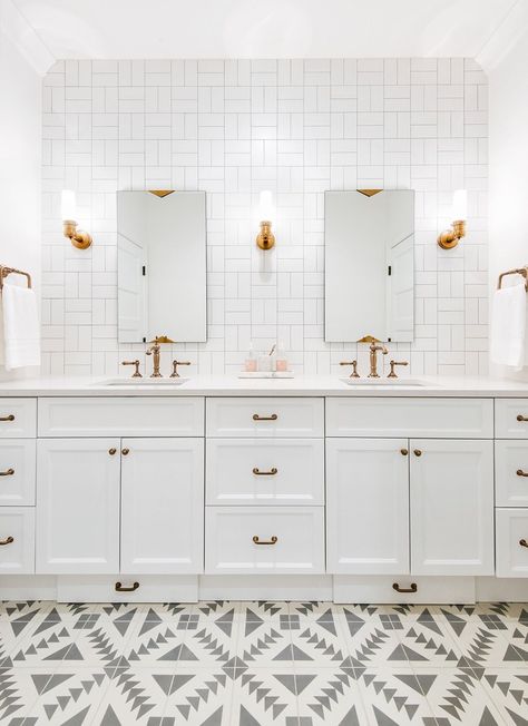 Caitlyn Wilson's beautiful kids' bathroom. Unique Subway Tile, Bathroom Floor Tile Patterns, White Subway Tile Bathroom, Subway Tile Patterns, Subway Tile Design, Patterned Bathroom Tiles, Best Kitchen Design, Subway Tiles Bathroom, Tile Design Pattern