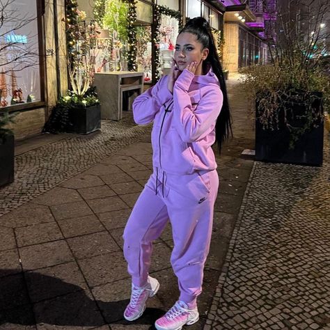 #nike #nikegirl #tn Ensemble Nike Rose, Nike Tech Rose, Tns Outfit Girl, Nike Tech Girl, Nike Tn Outfit, Nike Tech Sweatsuit, Tracksuit Outfit Women, Tn Girl, Nike Tech Jacket