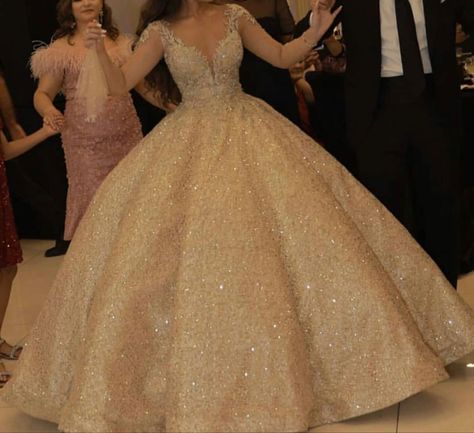 Ball Gown Gold Dress, Gold And Pink Ball Gown, Light Gold Quinceanera Dresses, Quencinera Dresses Champagne, Hold Quinceanera Dresses, Quiencera Dresses Rose Gold, Old Money Quince Dress, Gold Sweet Sixteen Dresses, Sweet 16 Rose Gold Dress