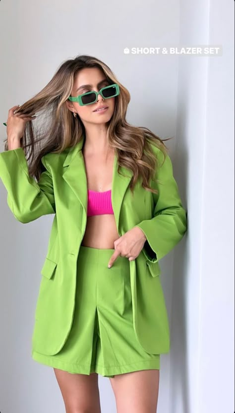 Casual Pullover Outfit, Blazer Outfits Casual, Color Blocking Outfits, Western Style Outfits, Office Fashion Women, Womens Fashion Edgy, Women Wedding Guest Dresses, Dress Outfit, Colourful Outfits