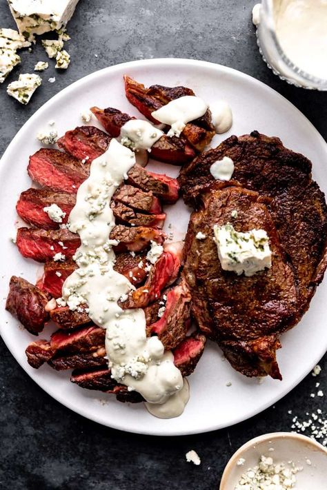 Cheese Sauce For Steak, Grilled Steak Dinner, Good Steak Recipes, Steak Doneness, Steak With Blue Cheese, Pan Seared Steak, Blue Cheese Sauce, Cheese Sauce Recipe, Seared Steak