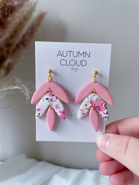 Cute Clay Earrings Diy, Polymer Clay Earring Designs, Polymer Clay Earrings Diy Ideas, Clay Earring Designs, Polymer Clay Earring Ideas, Pink Clay Earrings, Pink Polymer Clay Earrings, Fimo Earrings, Floral Polymer Clay