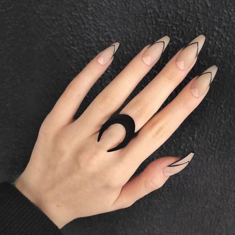 Almond Nail Elegant, Minimalist Nails Stiletto, Black Outline Nails, Spiritual Nails, Stylish Nails Designs, Edgy Nails, Black Nail Designs, Nail Designs Glitter, Minimalist Nails