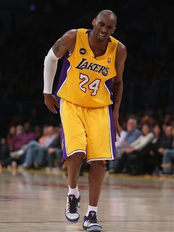 Kobe Bryant limps off court with probable torn Achilles. Best wipes for sports Go to hypergo.com #basketball #hypergo #wipes #nosweat #cleanandGO #aftersportswipes #refresh #sports Kobe Bryant Injury, Leg Injury, Nba Memes, Lakers Kobe, Pro Athletes, Nba Season, Love And Basketball, Fitness Experts, Basketball Teams