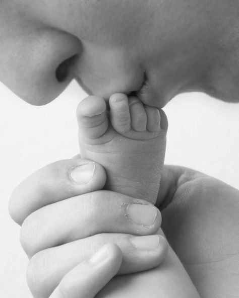 Daddy  #infant photography #baby photography Foto Newborn, Baby Fotografie, Baby Poses, Newborn Poses, Foto Tips, Foto Baby, Newborn Shoot, Foto Poses, Baby Portraits