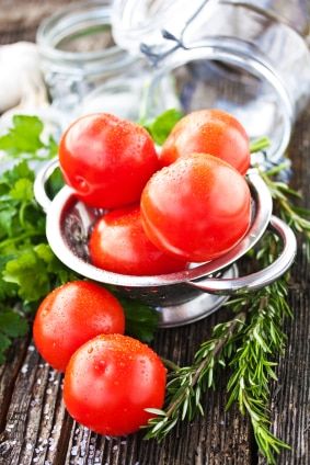 Small-Batch Canning for Beginners Canning Basics, Cheap Eating, Canning For Beginners, Health Benefits Of Tomatoes, Canning Granny, Preserving Vegetables, Easy Tomato Sauce, Canning Tips, Pressure Cooker Chicken