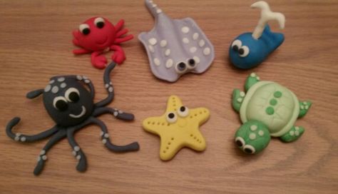 Little fondant sea creatures I made for a baby shower cake Fondant Sea Animals, Sea Animals Clay Modelling, Clay Crafts Sea Theme, Polymer Clay Sea Animal, Clay Sea Creatures, Play Doh Animals, Clay Sculpture Sealife, Fondant Figurines, Art Parties