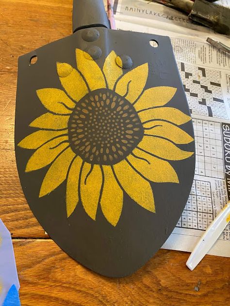 Camp Shovel Sunflower Garden Decor Makeover Shovel Decor, Shovel Craft, Sunflower Stencil, Decor Makeover, Crafty Decor, Dixie Belle Paint Company, Backyard Plants, Flower Pot Crafts, Sunflower Garden